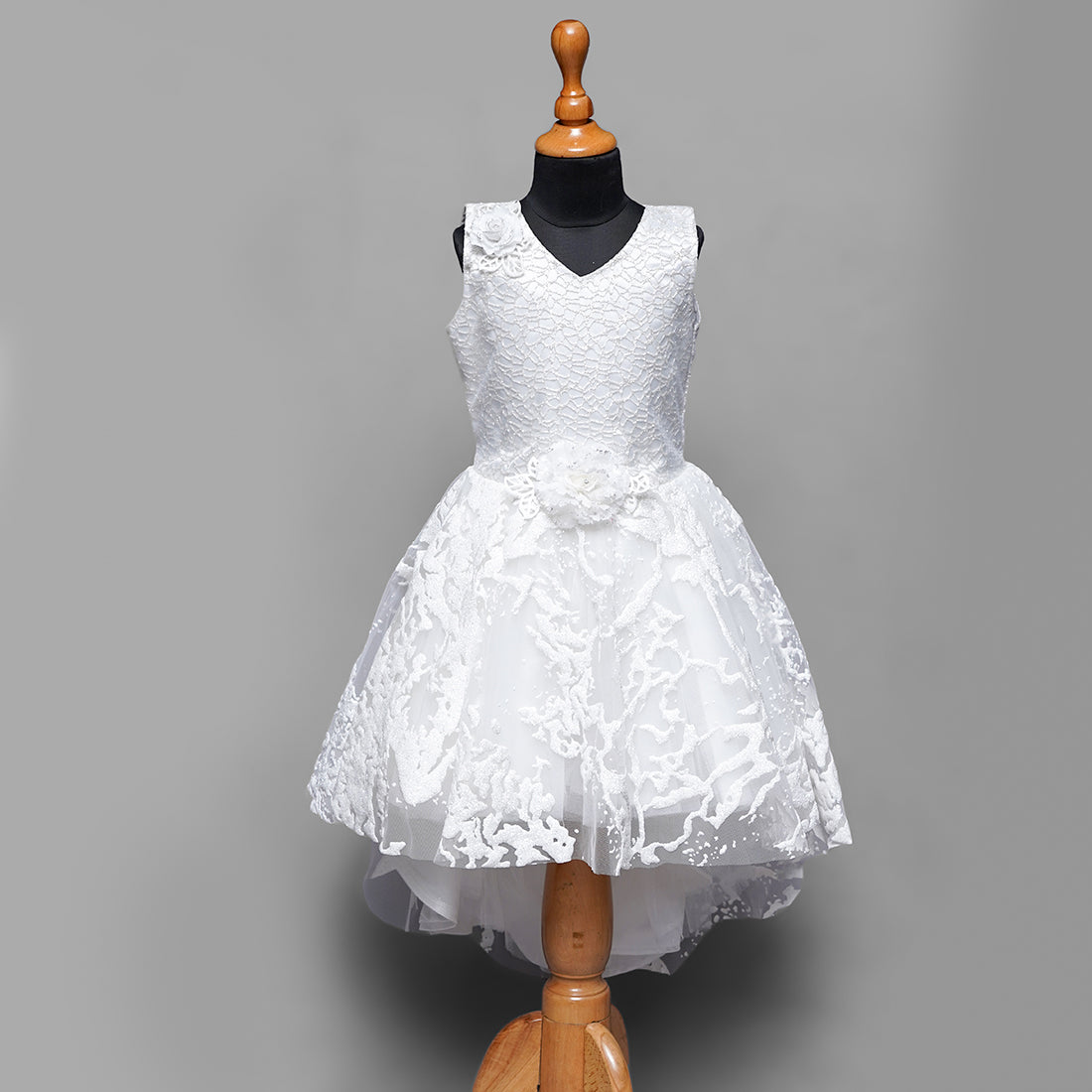 Beautiful White Dresses | Beautiful white dresses, Beautiful pakistani  dresses, Girls white dress